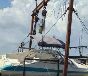 環鏈電動葫蘆助力小型游輪下水和上岸